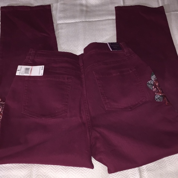 - Gloria Vanderbilt Amanda Slimming Jeans - Picture 2 of 2